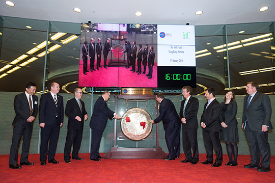 mbassador Kavanagh and Pat Lardner striking the Gong at 16.00 together with (left to right)
Tae Yoo (Hong Kong Exchanges), Peter Ryan (Consul General of Ireland in Hong Kong), Neil Ryan (Department of Finance), Tony Riha (Irish Funds Hong Kong), Paul Moloney (Eversheds & Irish Funds Hong Kong), Michelle Lloyd (Maples & Calder & Irish Funds Hong Kong) & Chris Carlin (Irish Funds Hong Kong)