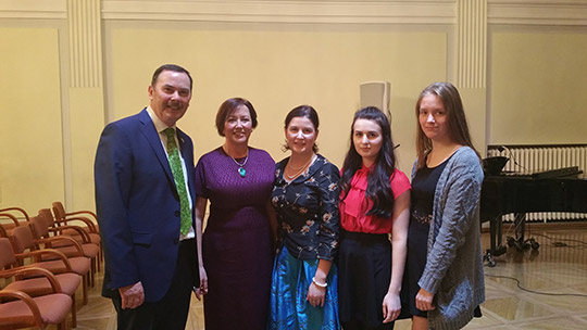 From the left: Ambassador Frank Flood, spouse Órla Ní Bhróithe, English teacher at Jüri Gümnaasium Kristel Kook-Aljas and her students Anette Evisalu (winner of the best design) and Kerttu Ivask (winner of the best content).