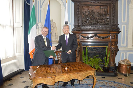 Deputy Min Lee Tae-Ho & DG Trade Éamonn McKee sign extension to annual Ireland-Korea working holiday programme at 6th Joint Economic Commission