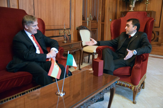 Ambassador Cooney with the Mayor of Santa Cruz, José Manuel Bermúdez Esparza. Attribution: Ayuntamiento de Santa Cruz de Tenerife