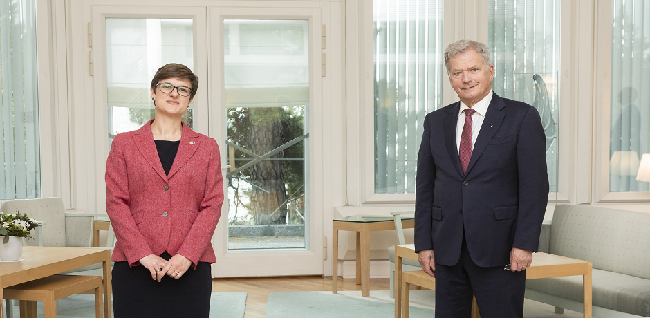 Ambassador Parkin presents her credentials to President Niinisto