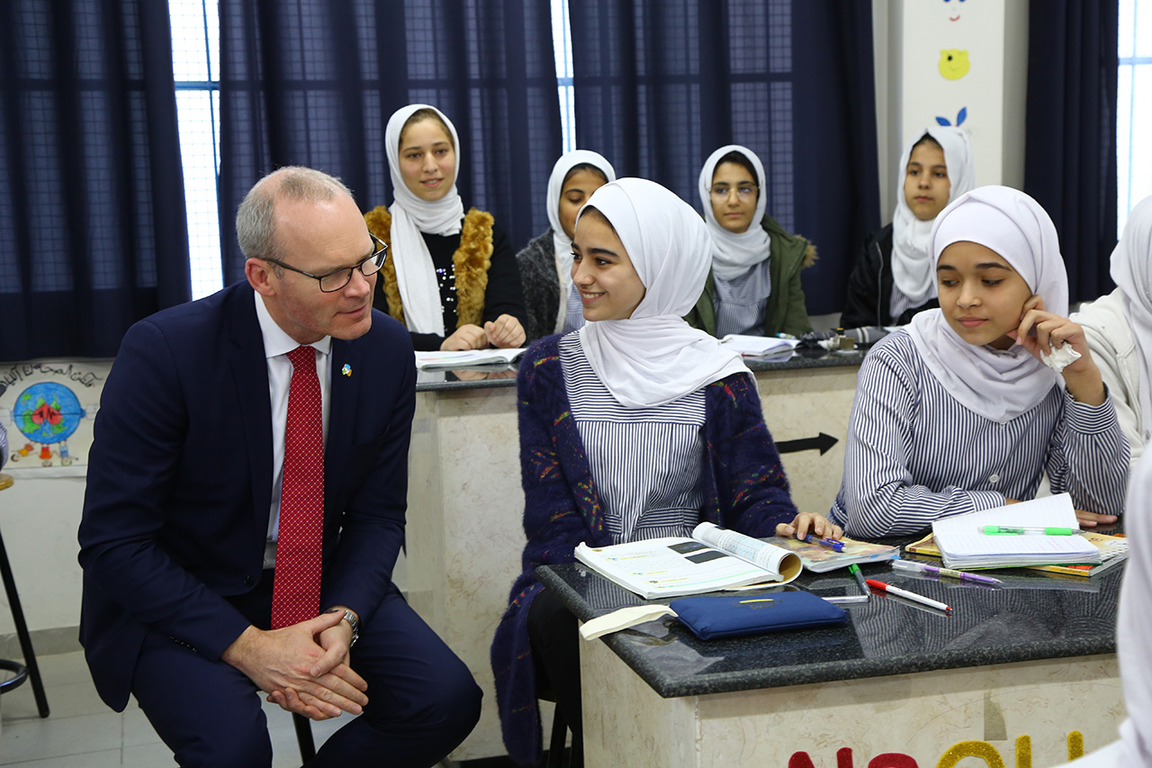 Minister Simon Coveney meeting with Palestine refugee students at the UNRWA School in Jabalia Refugee Camp, Gaza. Photo Khalil Adwan UNRWA